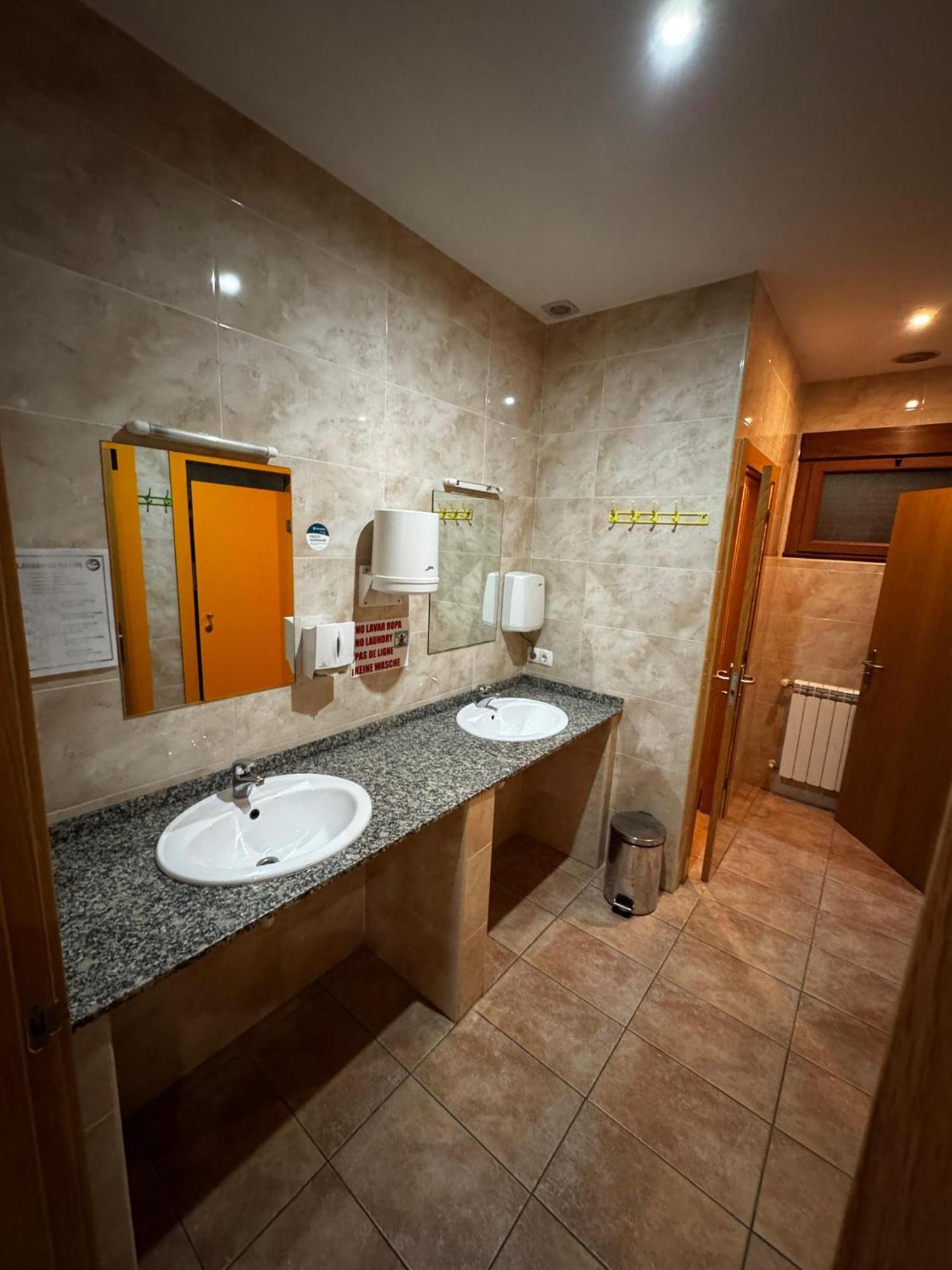 Albergue De Peregrino Cruz De Fierro Foncebadon Buitenkant foto