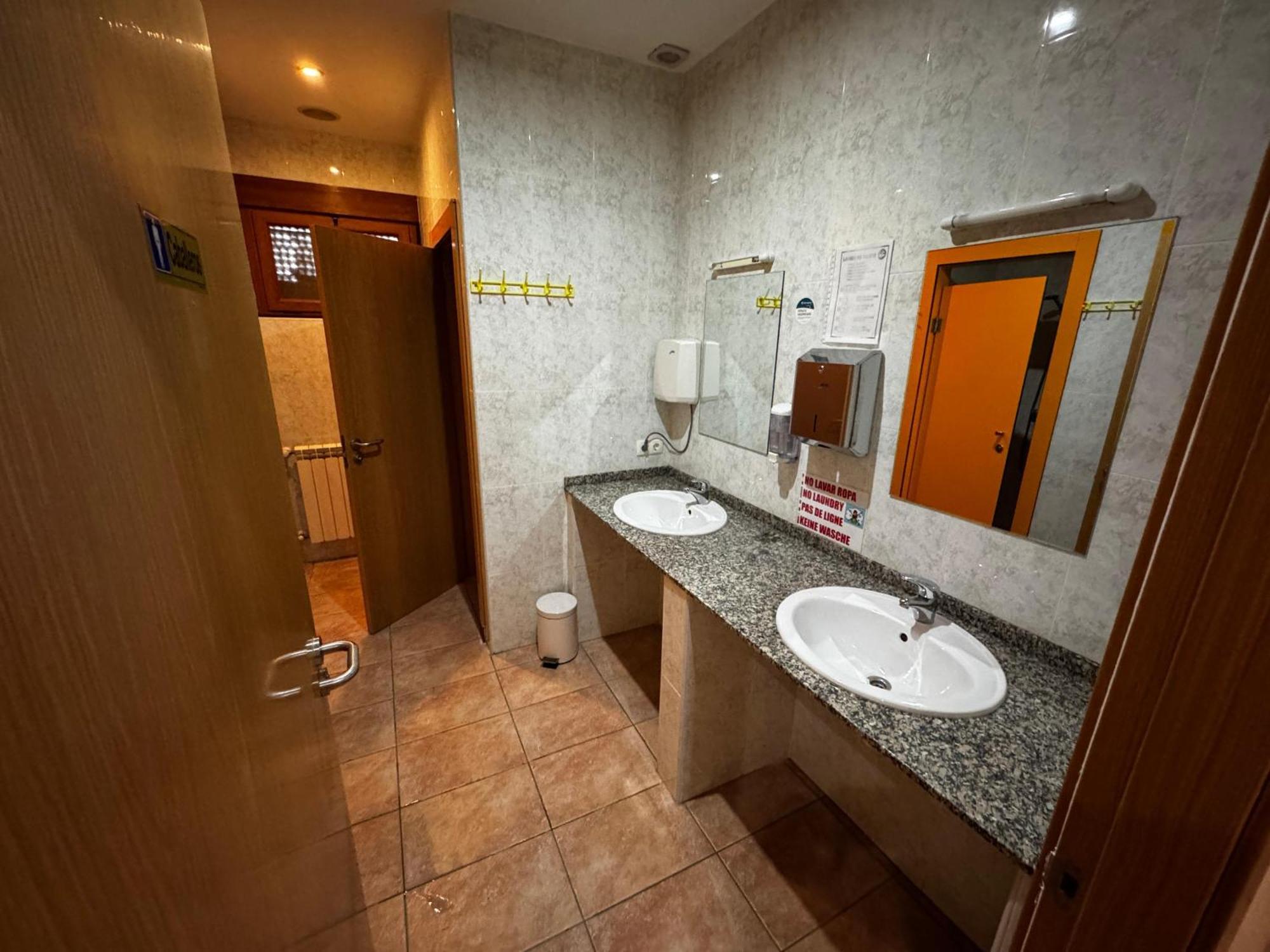 Albergue De Peregrino Cruz De Fierro Foncebadon Buitenkant foto
